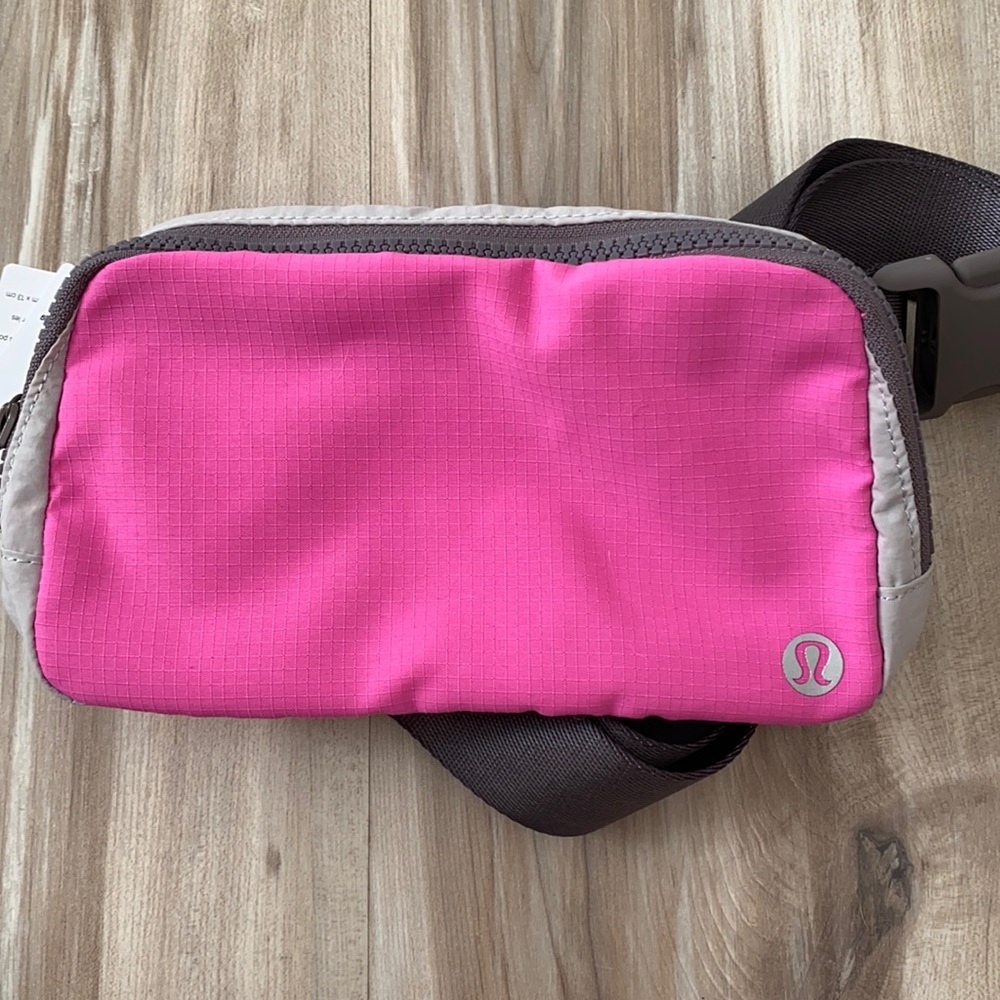 ❤️ Lululemon OG Everywhere Belt Bag in Pow Pink Light / Lunar Rock / Chrome NWOT